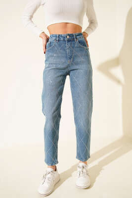 Baklava Taşlı Mom Jeans Pantolon Açık Mavi - Kadın Giyim Modelleri
