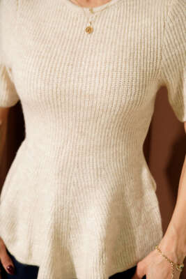 Eteği Volanlı Kısa Kol Triko Bluz Bej - Kadın Giyim Modelleri