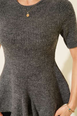 Eteği Volanlı Kısa Kol Triko Bluz Füme - Kadın Giyim Modelleri