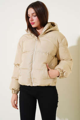 Etek Ucu Lastikli Kapüşonlu Kısa Şişme Mont Bej - Yeni Giyim