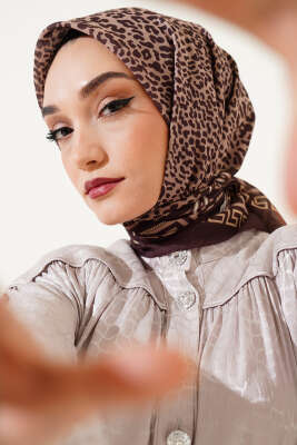 Leopar Desenli Zincirli Eşarp Kestane 