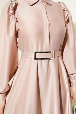 Omuz Taşlı Yarım Gizli Düğmeli Saten Elbise Bej - Elbise