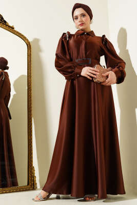 Omuz Taşlı Yarım Gizli Düğmeli Saten Elbise Kahve - Elbise