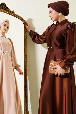 Omuz Taşlı Yarım Gizli Düğmeli Saten Elbise Kahve 