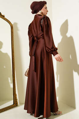Omuz Taşlı Yarım Gizli Düğmeli Saten Elbise Kahve - Elbise