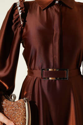 Omuz Taşlı Yarım Gizli Düğmeli Saten Elbise Kahve - Elbise