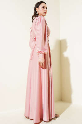 Omuz Taşlı Yarım Gizli Düğmeli Saten Elbise Pudra - Elbise