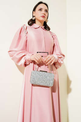 Omuz Taşlı Yarım Gizli Düğmeli Saten Elbise Pudra - Elbise