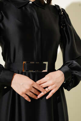 Omuz Taşlı Yarım Gizli Düğmeli Saten Elbise Siyah - Elbise