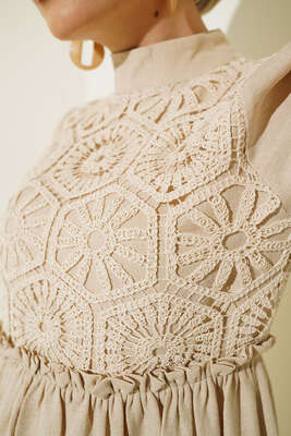 Önü Dantel Örgü Detaylı Elbise Bej - Tesettür Elbise