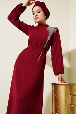 Yaka Taşlı Kuşaklı Elbise Bordo - Elbise