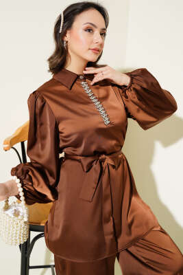 Yakası Taşlı Kuşaklı Saten İkili Takım Kahve 
