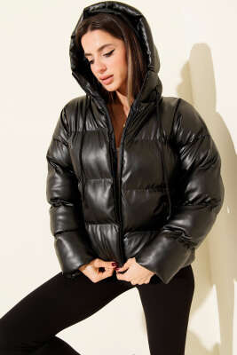 Yatay Dikişli Kapüşonlu Kısa Deri Şişme Mont Siyah - FİXAY