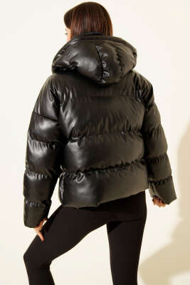 Yatay Dikişli Kapüşonlu Kısa Deri Şişme Mont Siyah - Kadın Giyim Modelleri